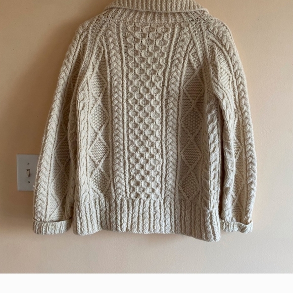 Hand knitted Aran Cardigan.....%100 wool. - Picture 3 of 11